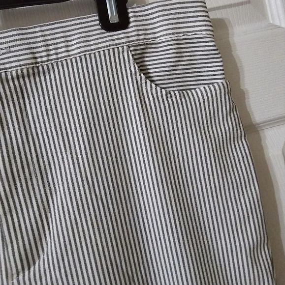 NWT Hayden Los Angeles Stretch Pinstripe Flared Pants, Cropped, Plus Size 1XL. - Picture 7 of 14